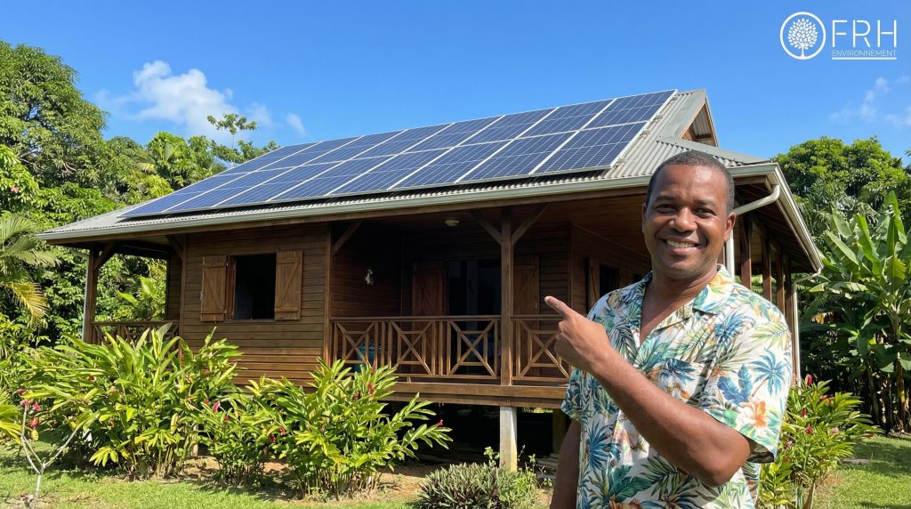 Maison à Cayenne avec panneaux photovoltaïques installés par FRH Guyane - témoignage client après un an de production solaire