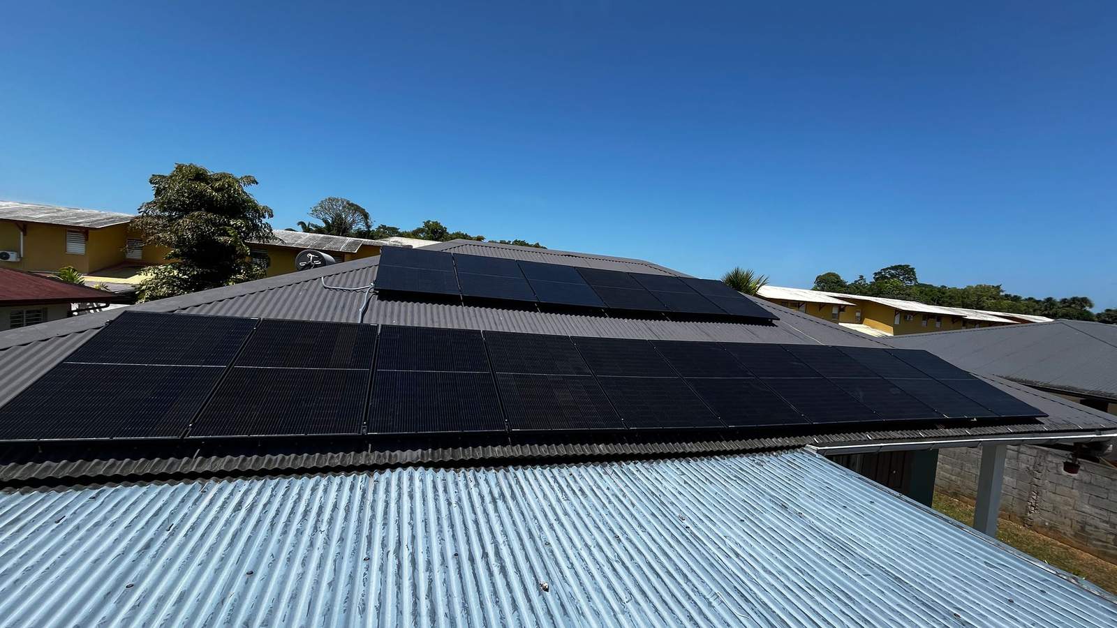 Panneaux monocristallins noirs installés par FRH sur une toiture tôle en Guyane