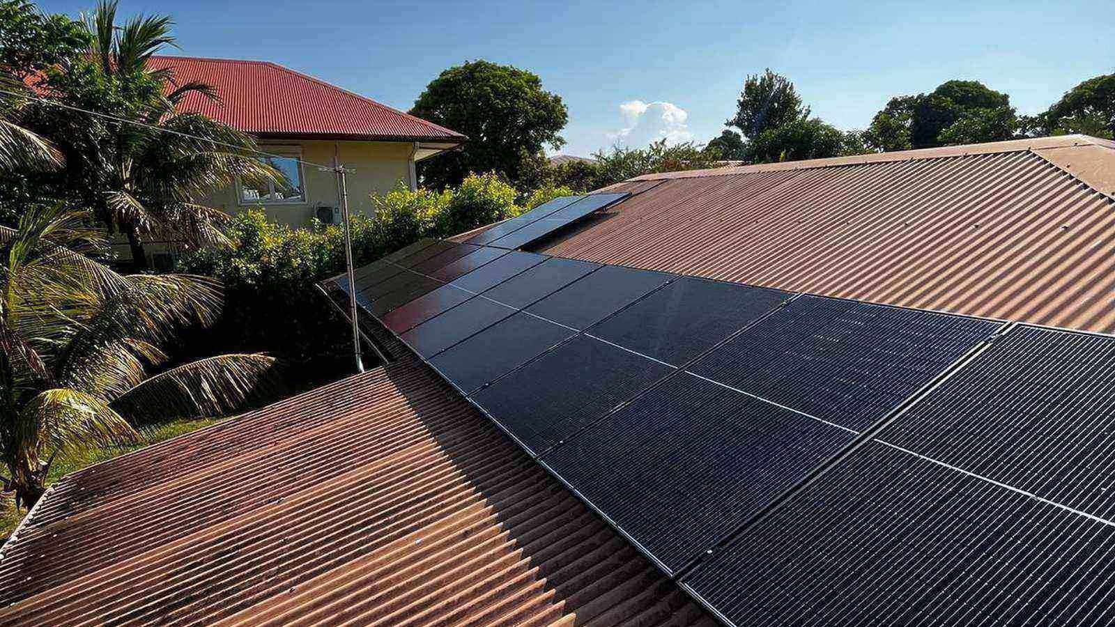 Rails de fixation et câblage des panneaux solaires sur toiture tôle ondulée en Guyane